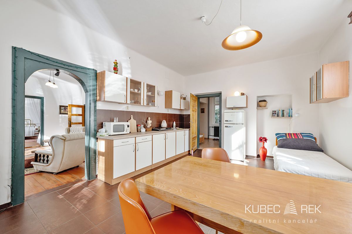 Prodej rodinného domu 240 m², pozemek 1143 m² – fotografie 4