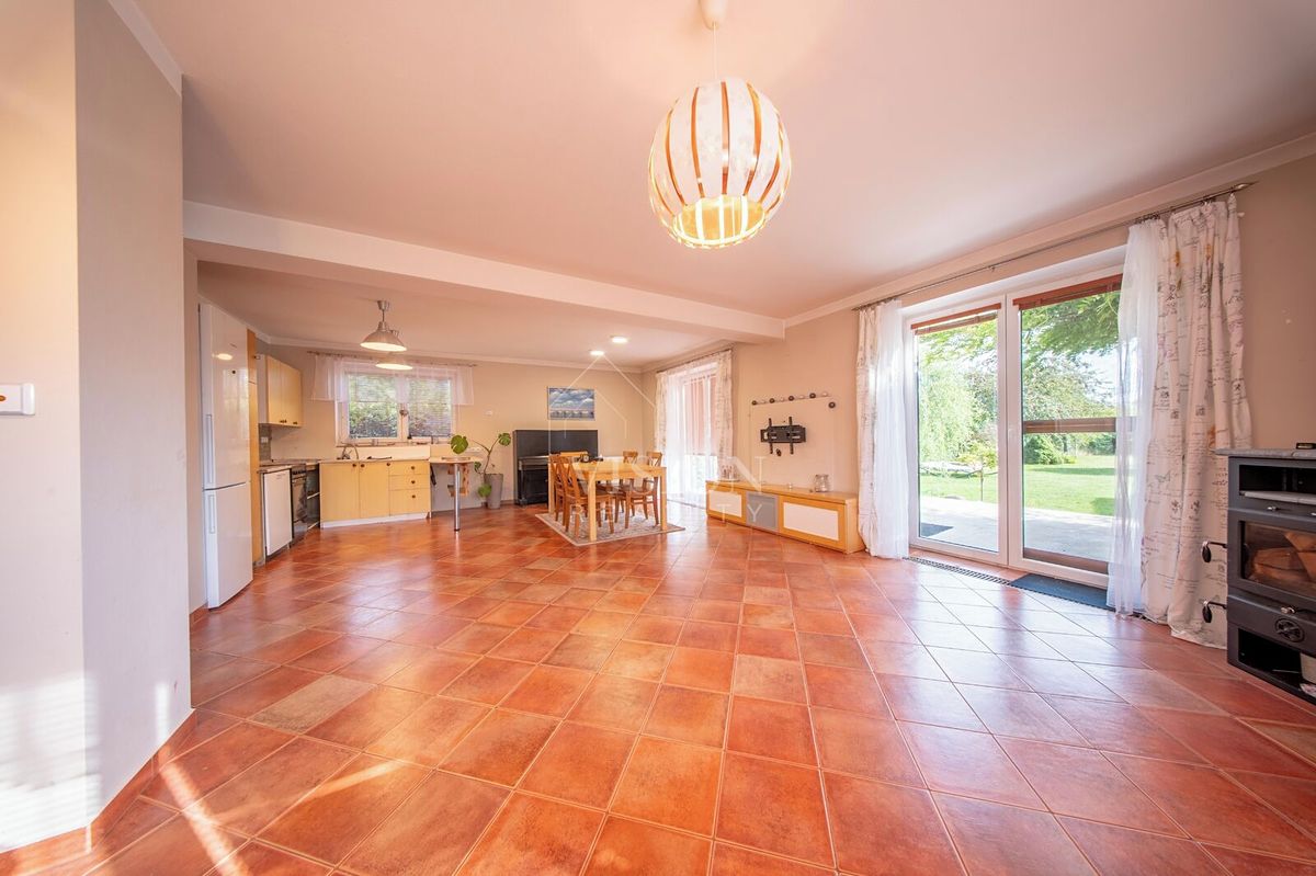 Prodej rodinného domu 200 m², pozemek 882 m² – fotografie 4