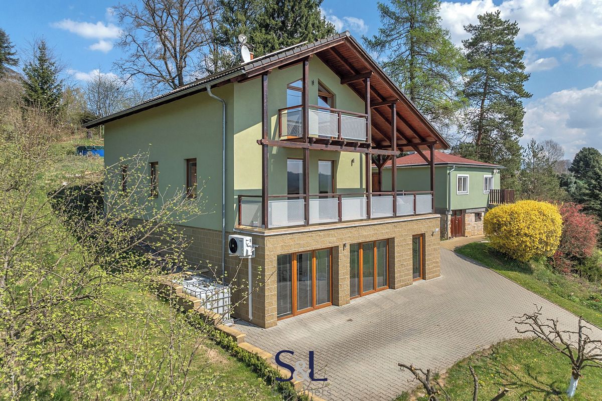 Prodej rodinného domu 363 m², pozemek 2239 m²