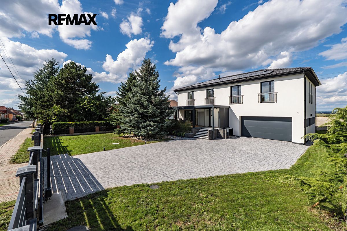 Prodej rodinného domu 329 m², pozemek 1034 m² – fotografie 2