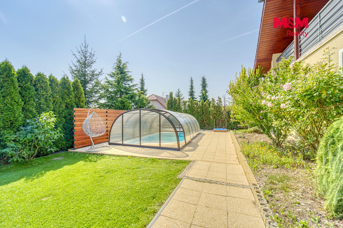 Prodej rodinného domu 266 m², pozemek 803 m² – fotografie 2