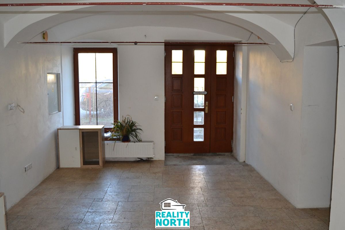 Prodej rodinného domu 690 m², pozemek 611 m² – fotografie 2