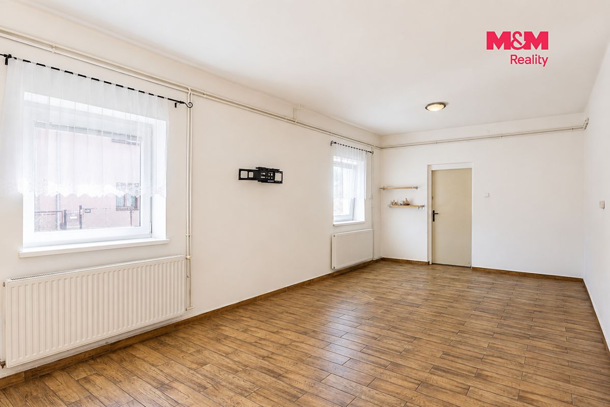 Prodej rodinného domu 215 m², pozemek 812 m² – fotografie 2