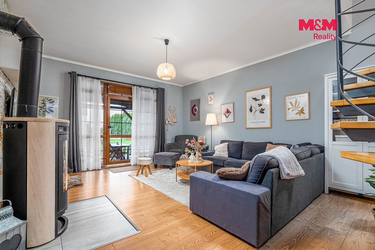 Prodej rodinného domu 187 m², pozemek 875 m² – fotografie 2
