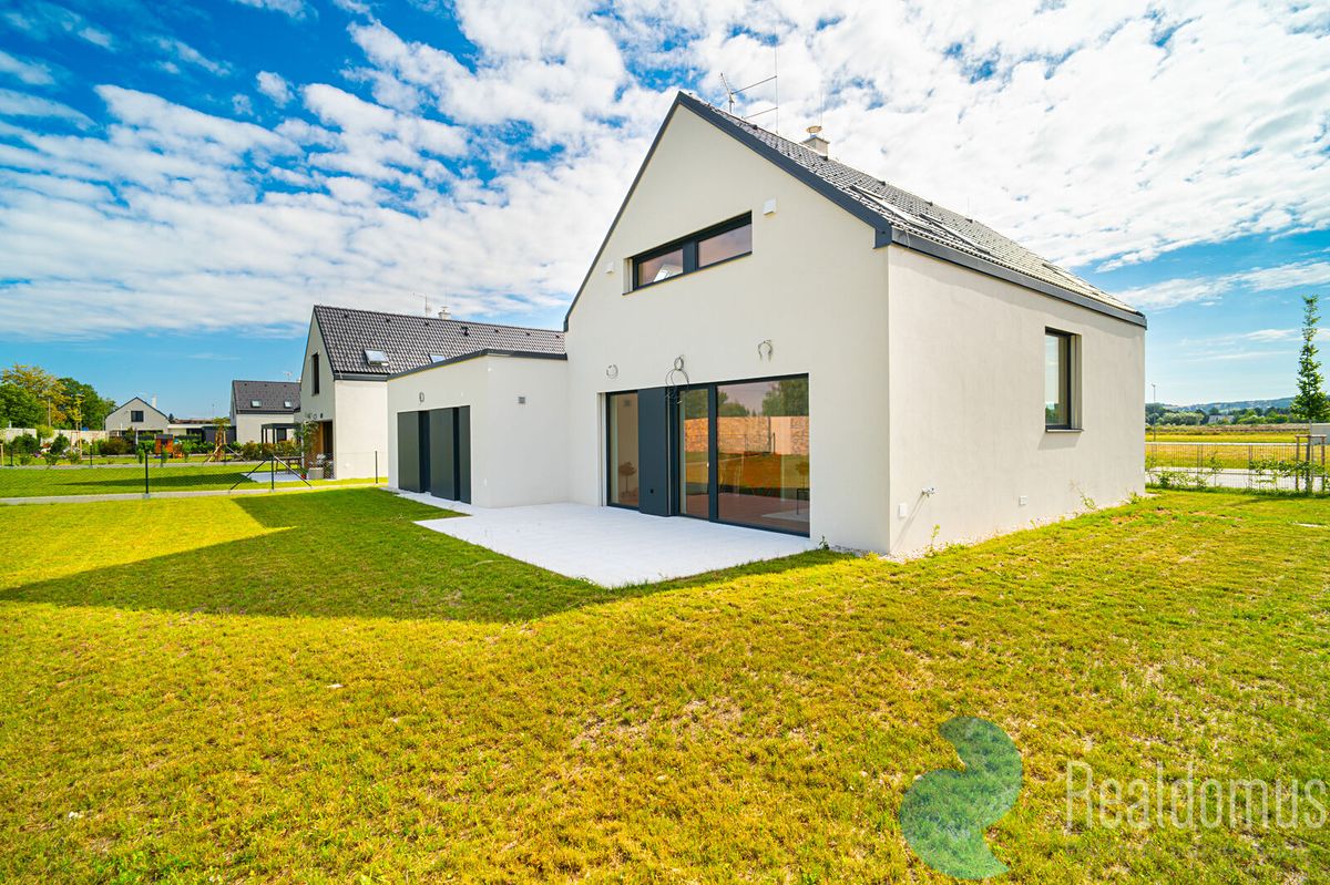 Prodej rodinného domu 138 m², pozemek 805 m² – fotografie 2