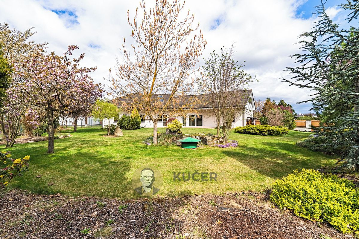 Prodej rodinného domu 488 m², pozemek 1376 m² – fotografie 2
