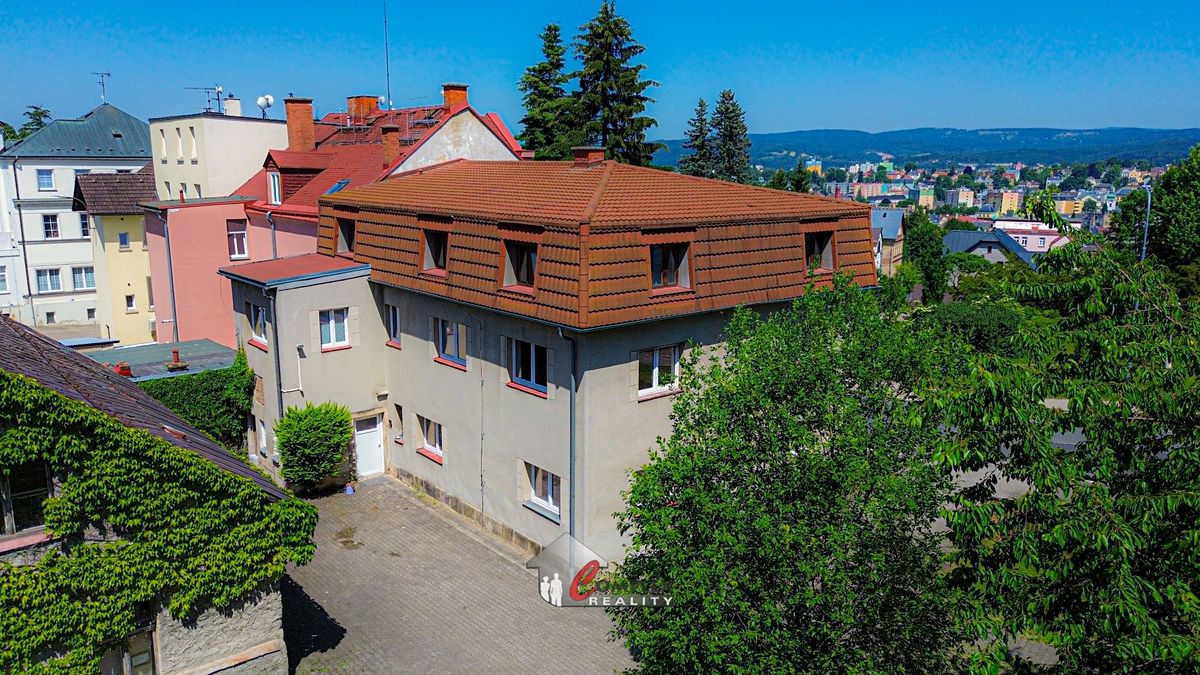Prodej rodinného domu 488 m², pozemek 471 m² – fotografie 2