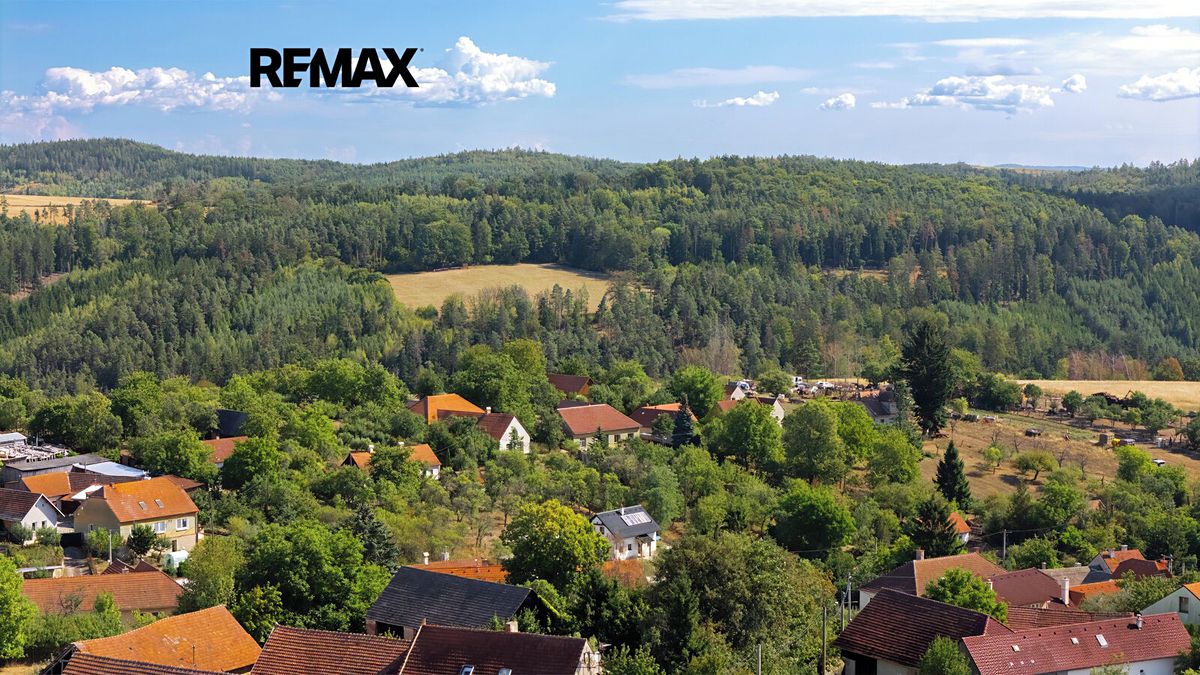 Prodej stavebního pozemku 692 m² – fotografie 2