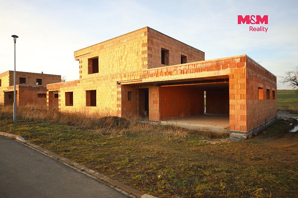 Prodej rodinného domu 233 m², pozemek 734 m² – fotografie 2