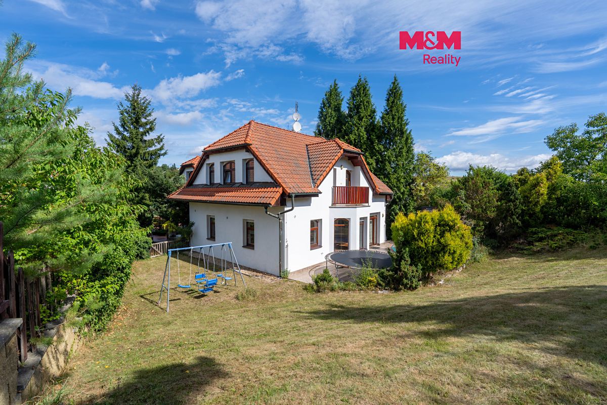 Prodej rodinného domu 277 m², pozemek 963 m²