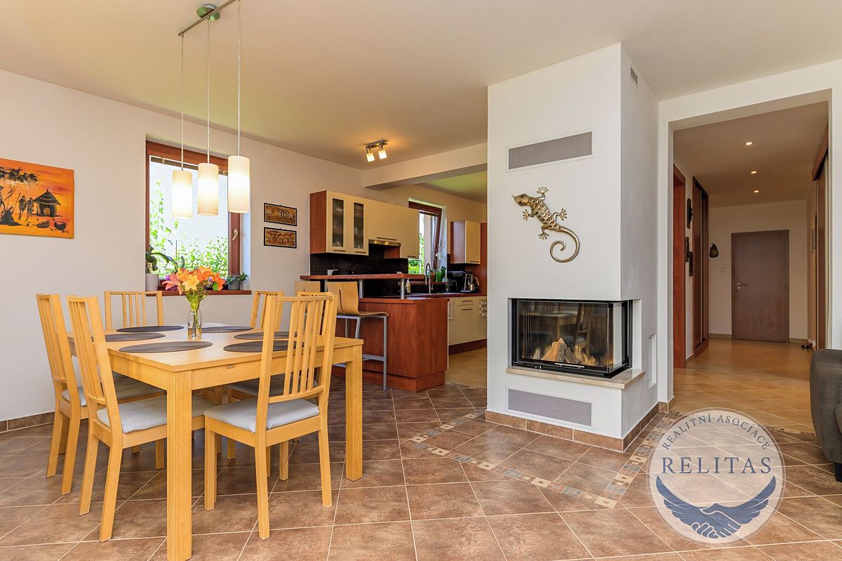 Prodej rodinného domu 195 m², pozemek 813 m² – fotografie 4