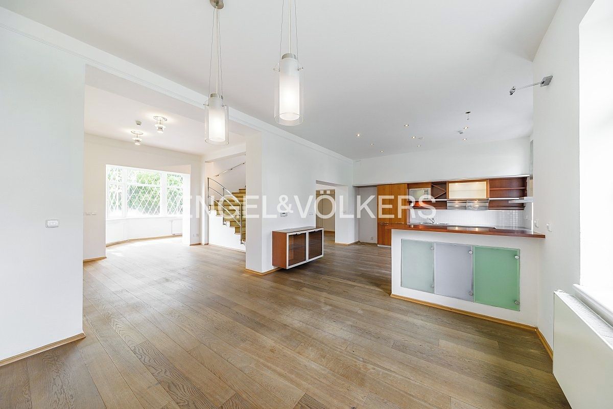 Pronájem rodinného domu 514 m², pozemek 644 m² – fotografie 3