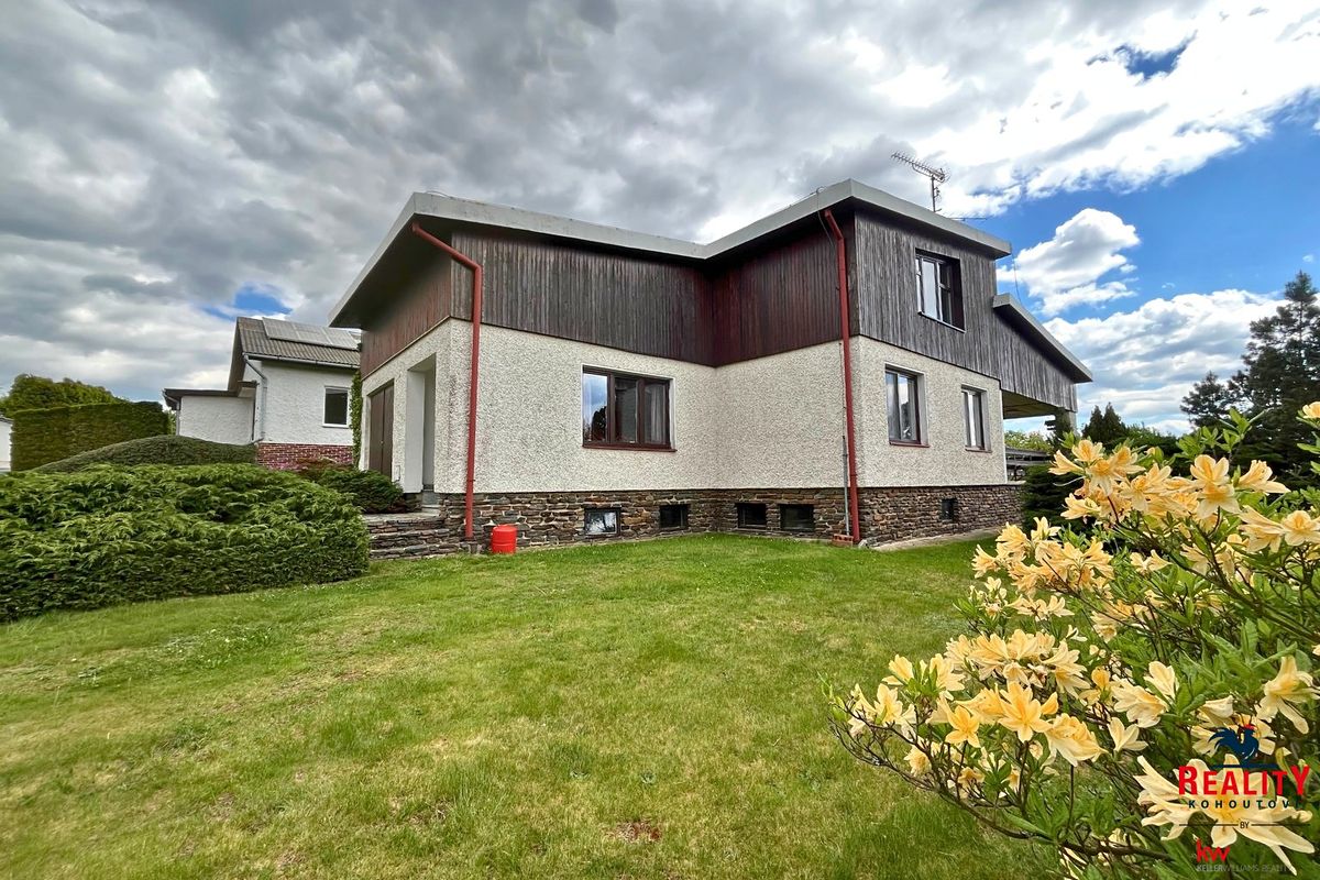 Prodej rodinného domu 256 m², pozemek 875 m² – fotografie 2