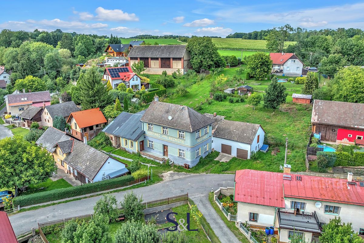 Prodej rodinného domu 211 m², pozemek 1431 m² – fotografie 2