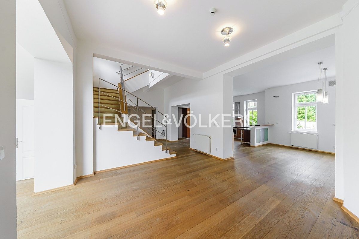 Pronájem rodinného domu 514 m², pozemek 644 m² – fotografie 2
