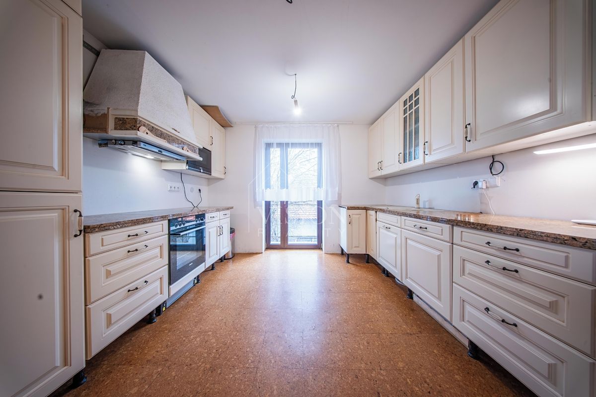Prodej rodinného domu 160 m², pozemek 492 m² – fotografie 2