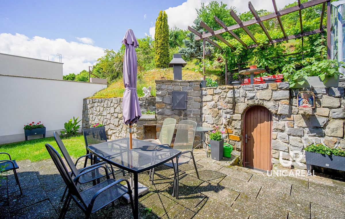 Prodej rodinného domu 220 m², pozemek 809 m² – fotografie 2