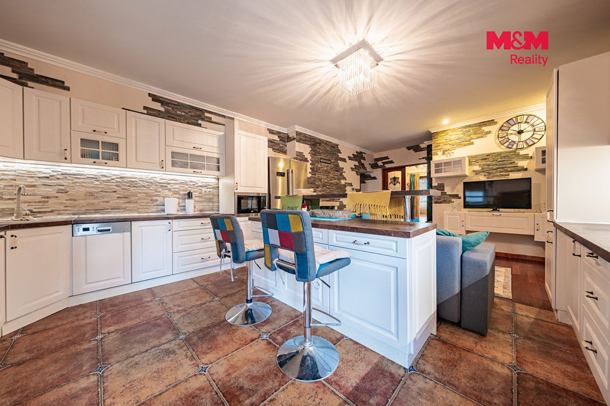 Prodej rodinného domu 325 m², pozemek 851 m² – fotografie 2