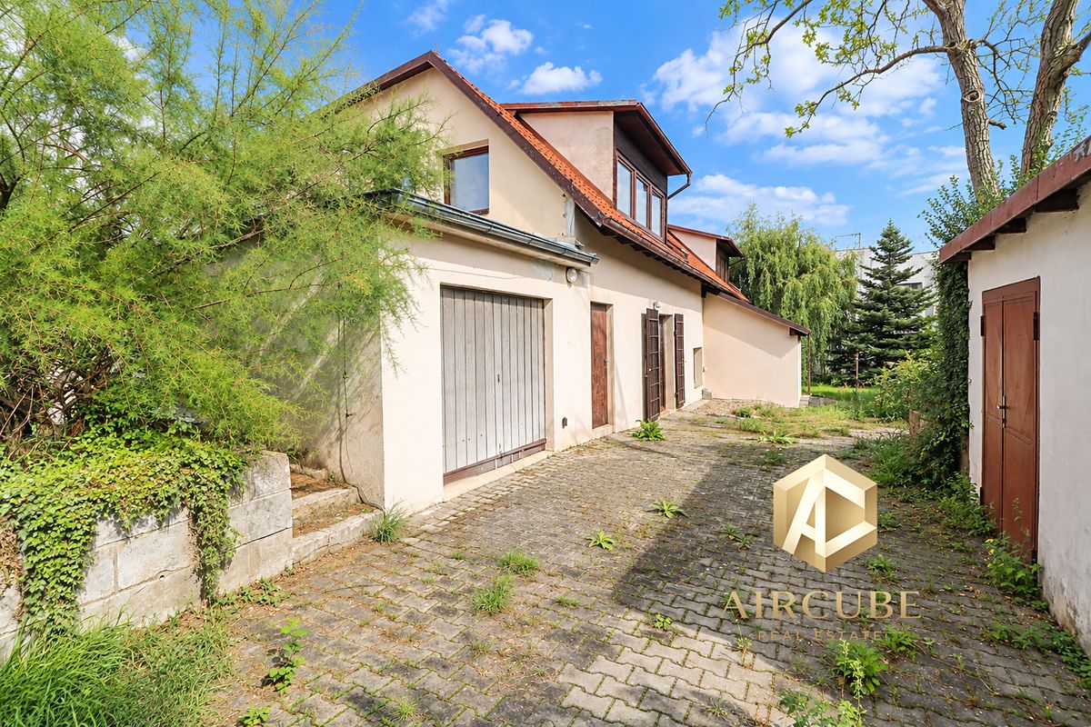 Pronájem rodinného domu 204 m², pozemek 275 m² – fotografie 2