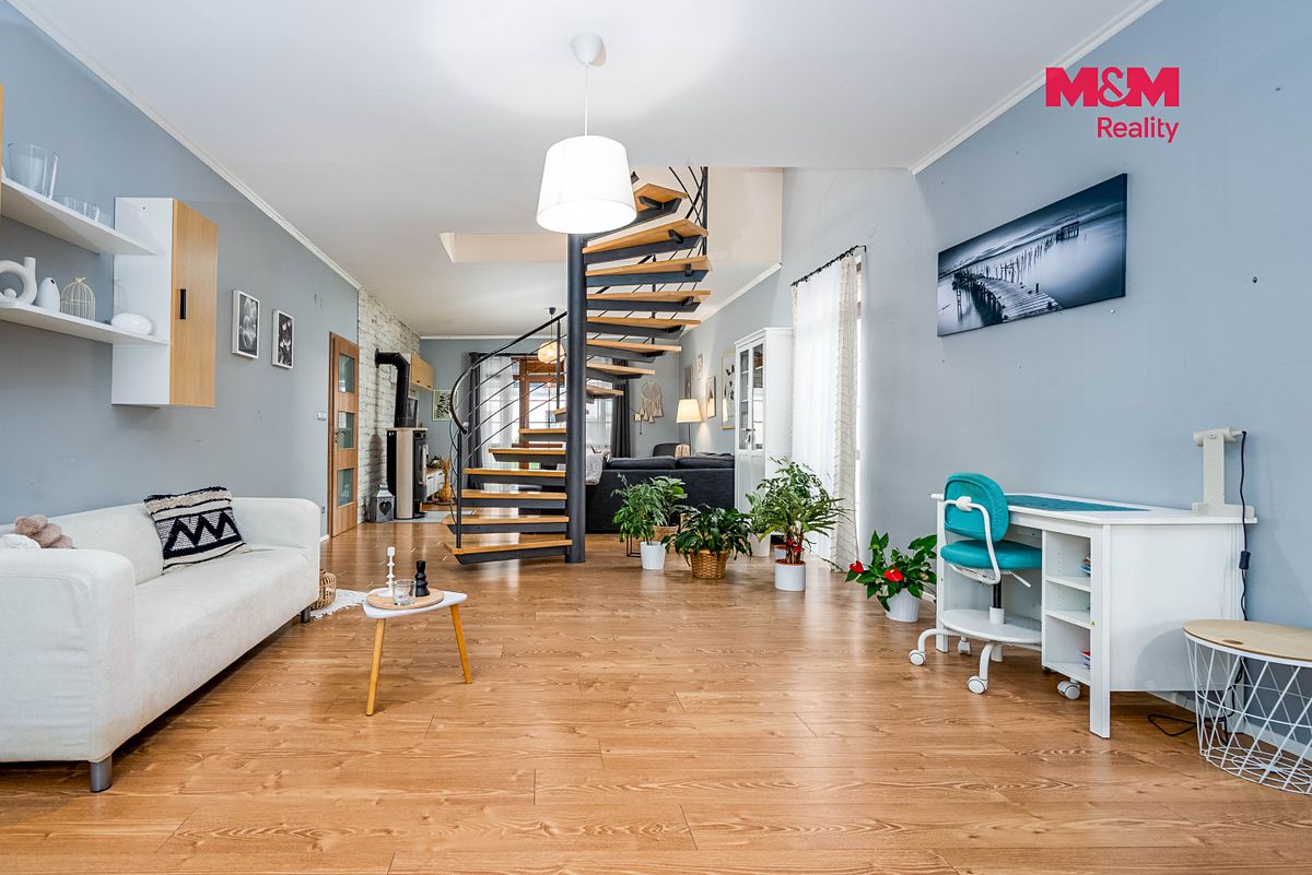 Prodej rodinného domu 187 m², pozemek 875 m² – fotografie 3