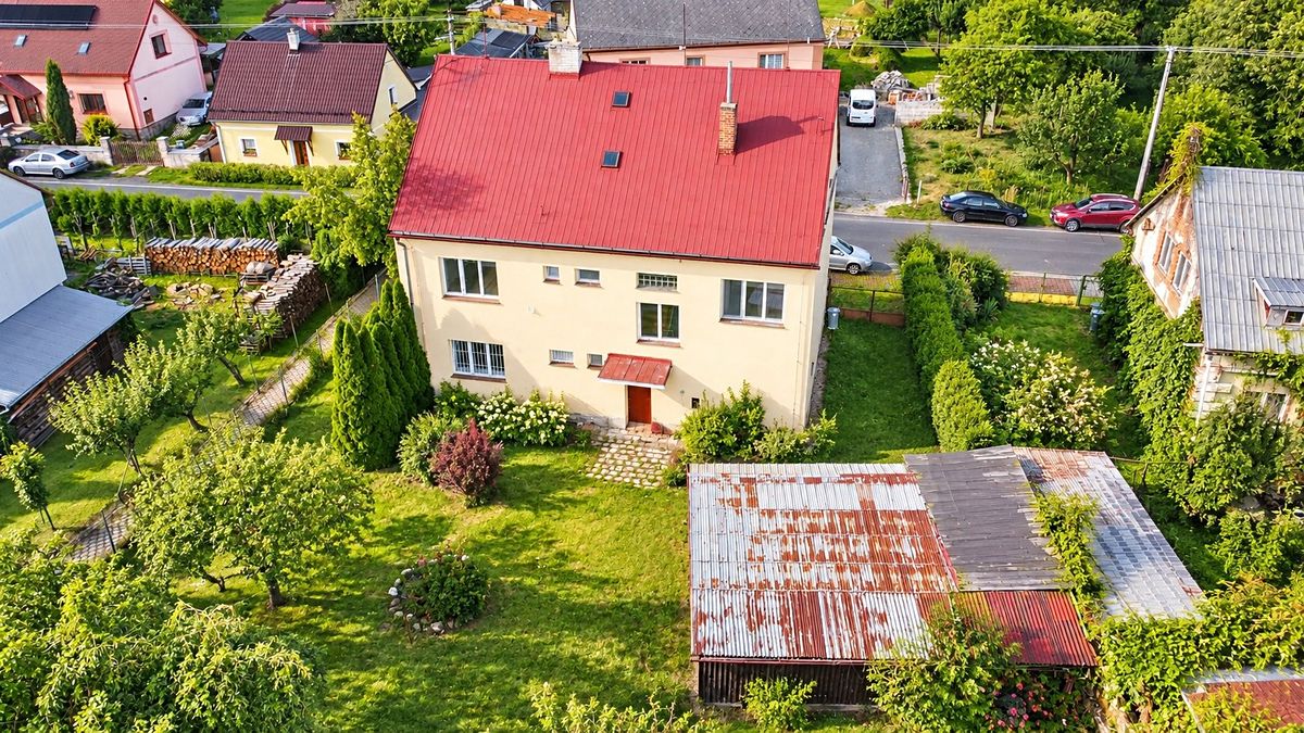Prodej rodinného domu 320 m², pozemek 912 m² – fotografie 2