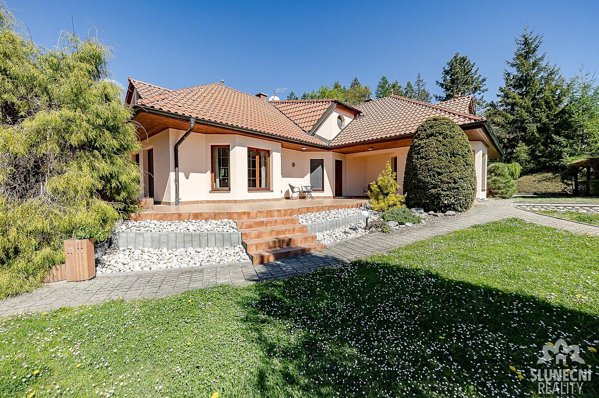 Prodej rodinného domu 385 m², pozemek 2173 m²