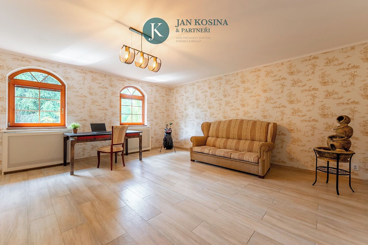Prodej vily 236 m², pozemek 921 m² – fotografie 2