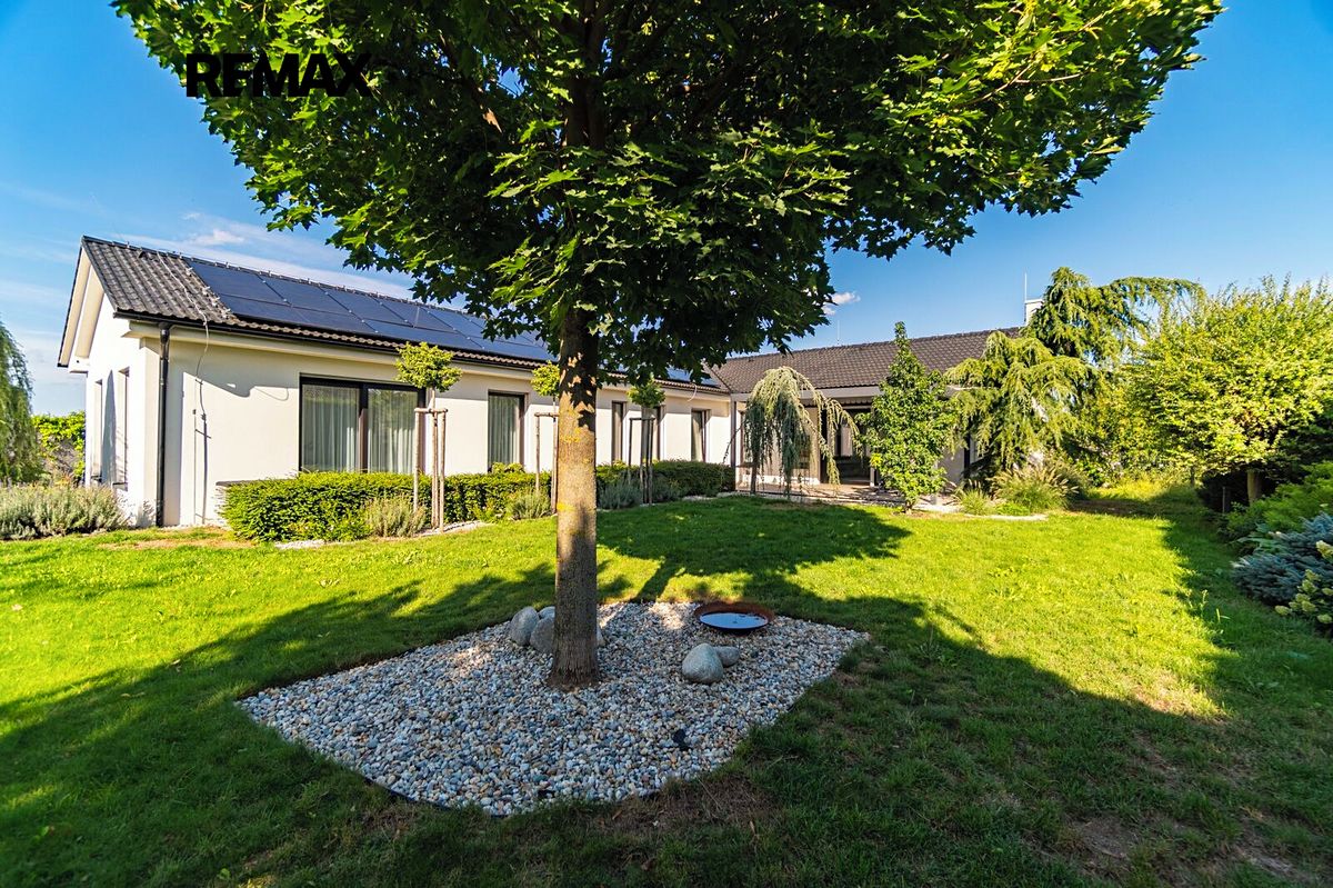 Prodej rodinného domu 233 m², pozemek 1279 m² – fotografie 2