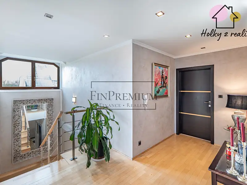 Prodej rodinného domu 354 m², pozemek 899 m², Praha – náhled fotky 2