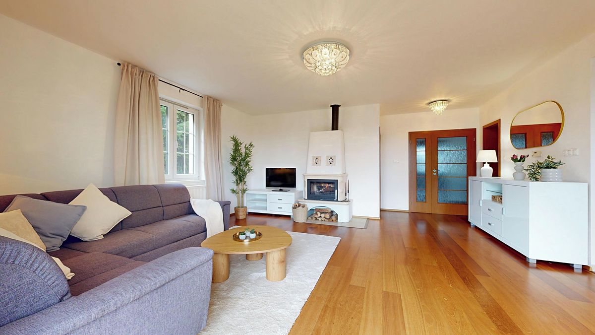 Prodej rodinného domu 225 m², pozemek 912 m² – fotografie 2