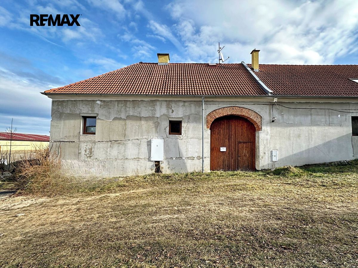 Prodej rodinného domu 266 m², pozemek 678 m² – fotografie 2