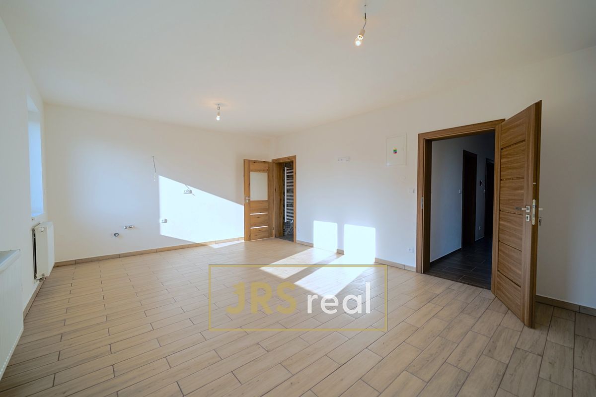 Prodej rodinného domu 176 m², pozemek 215 m² – fotografie 2