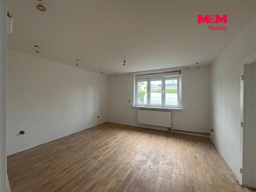 Prodej rodinného domu 260 m², pozemek 779 m² – fotografie 3
