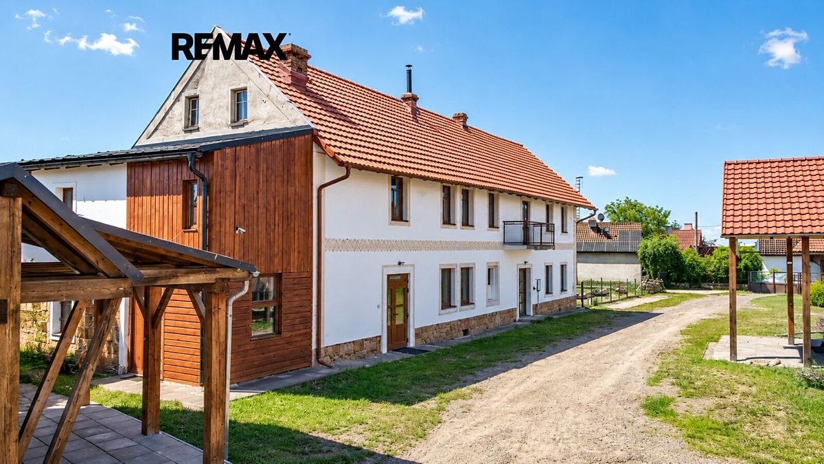 Prodej rodinného domu 320 m², pozemek 9289 m²