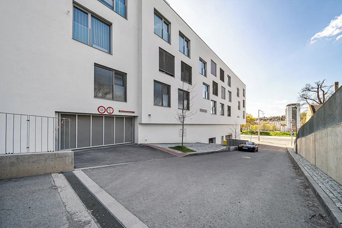 Pronájem garážového stání 14 m²