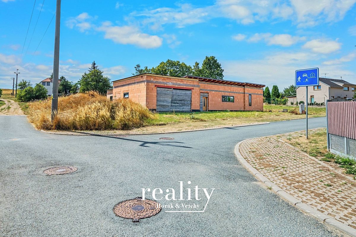 Prodej rodinného domu 292 m², pozemek 2247 m² – fotografie 2