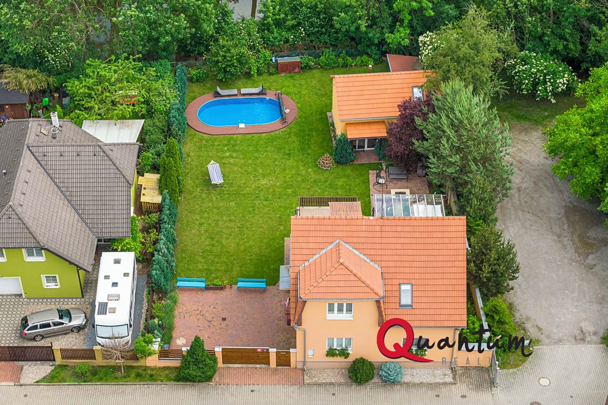 Prodej rodinného domu 279 m², pozemek 766 m² – fotografie 2