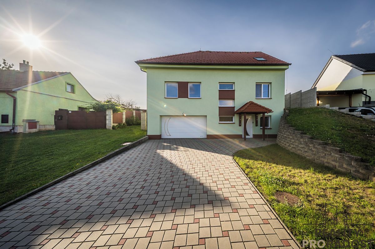 Prodej rodinného domu 205 m², pozemek 834 m² – fotografie 2