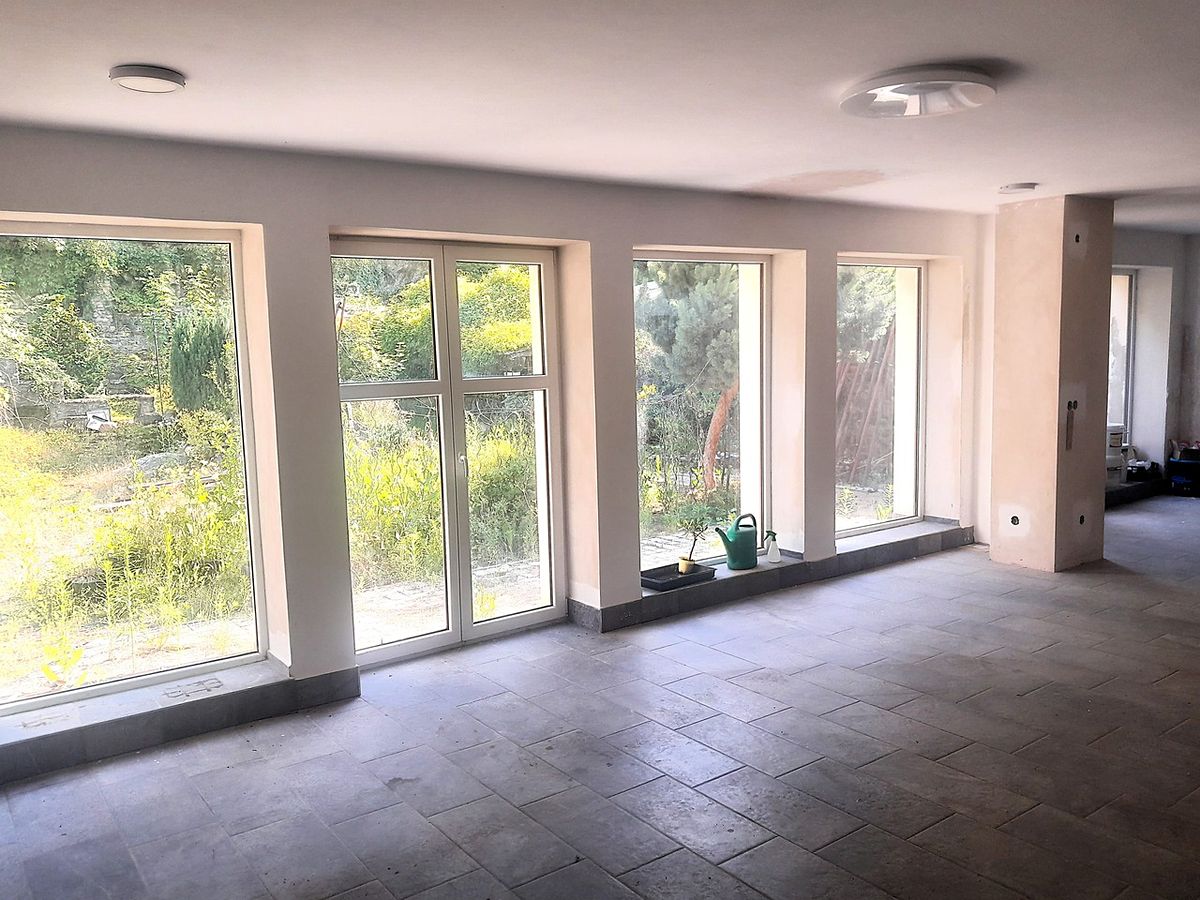 Prodej rodinného domu 290 m², pozemek 740 m² – fotografie 2