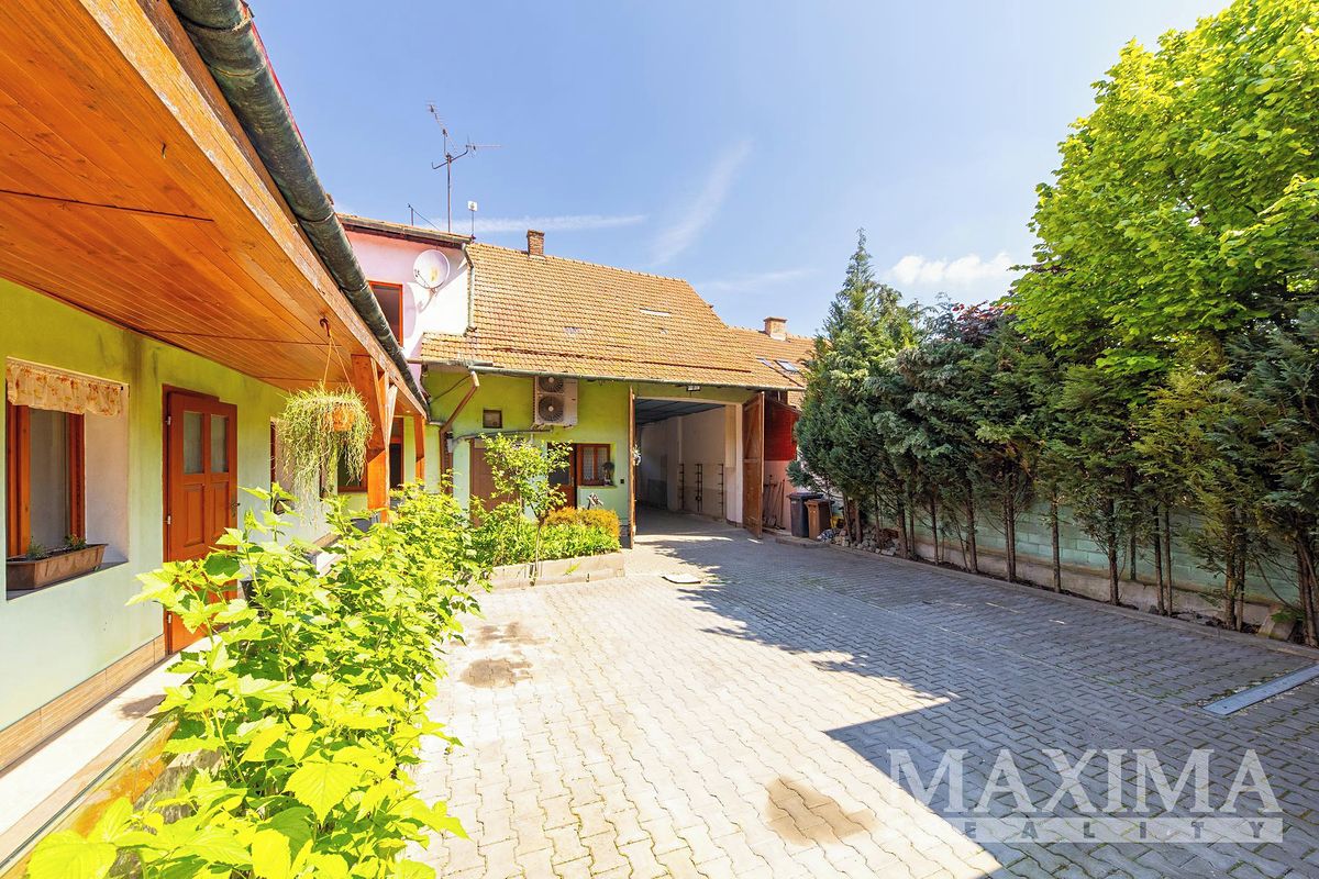 Prodej rodinného domu 277 m², pozemek 913 m² – fotografie 2