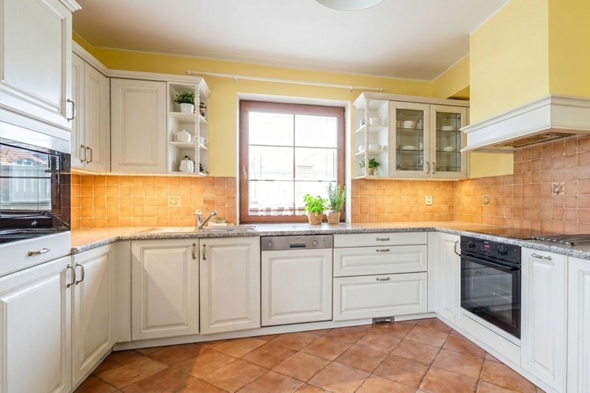 Prodej vily 438 m², pozemek 1025 m² – fotografie 2