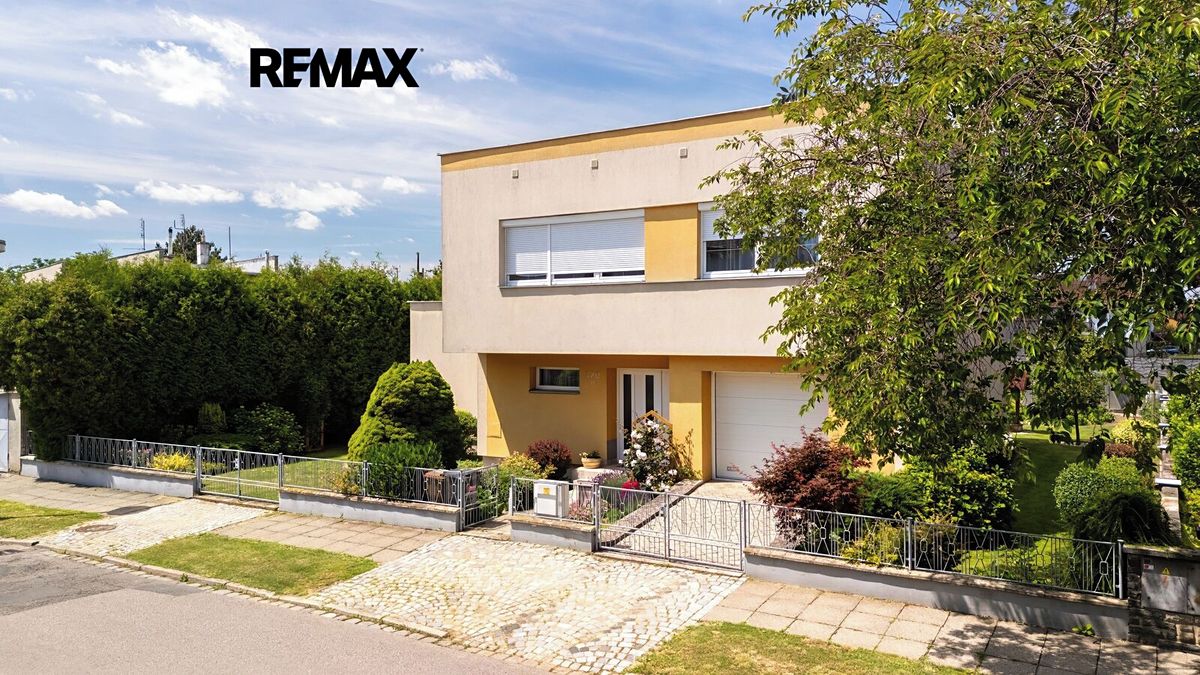 Prodej rodinného domu 242 m², pozemek 769 m² – fotografie 3