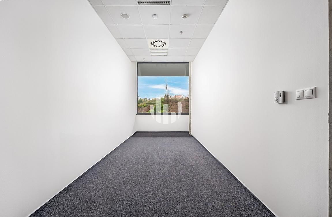 Pronájem kanceláře 600 m² – fotografie 3