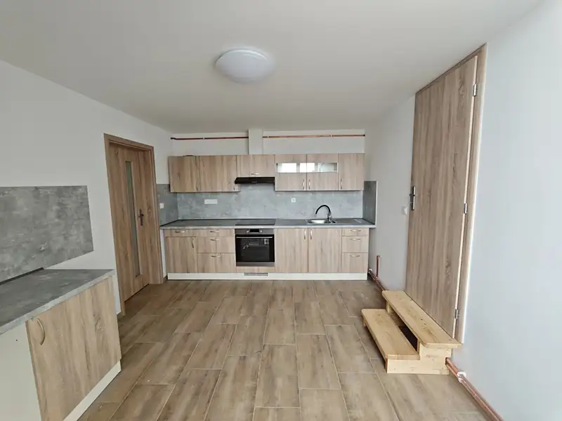 Pronájem bytu 3+1 88 m², Pardubice – náhled fotky 1
