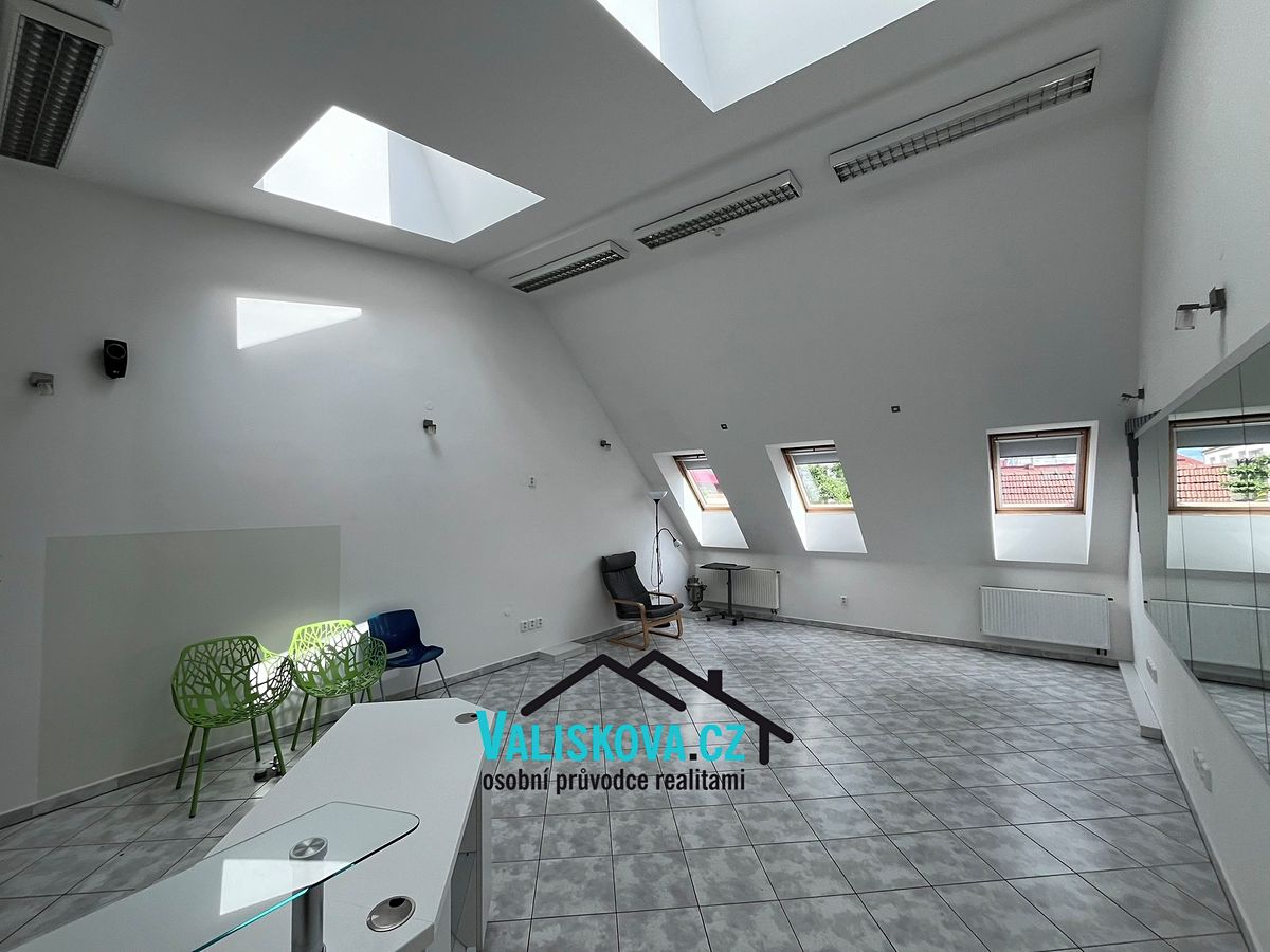 Pronájem bytu 1+kk 38 m² – fotografie 3