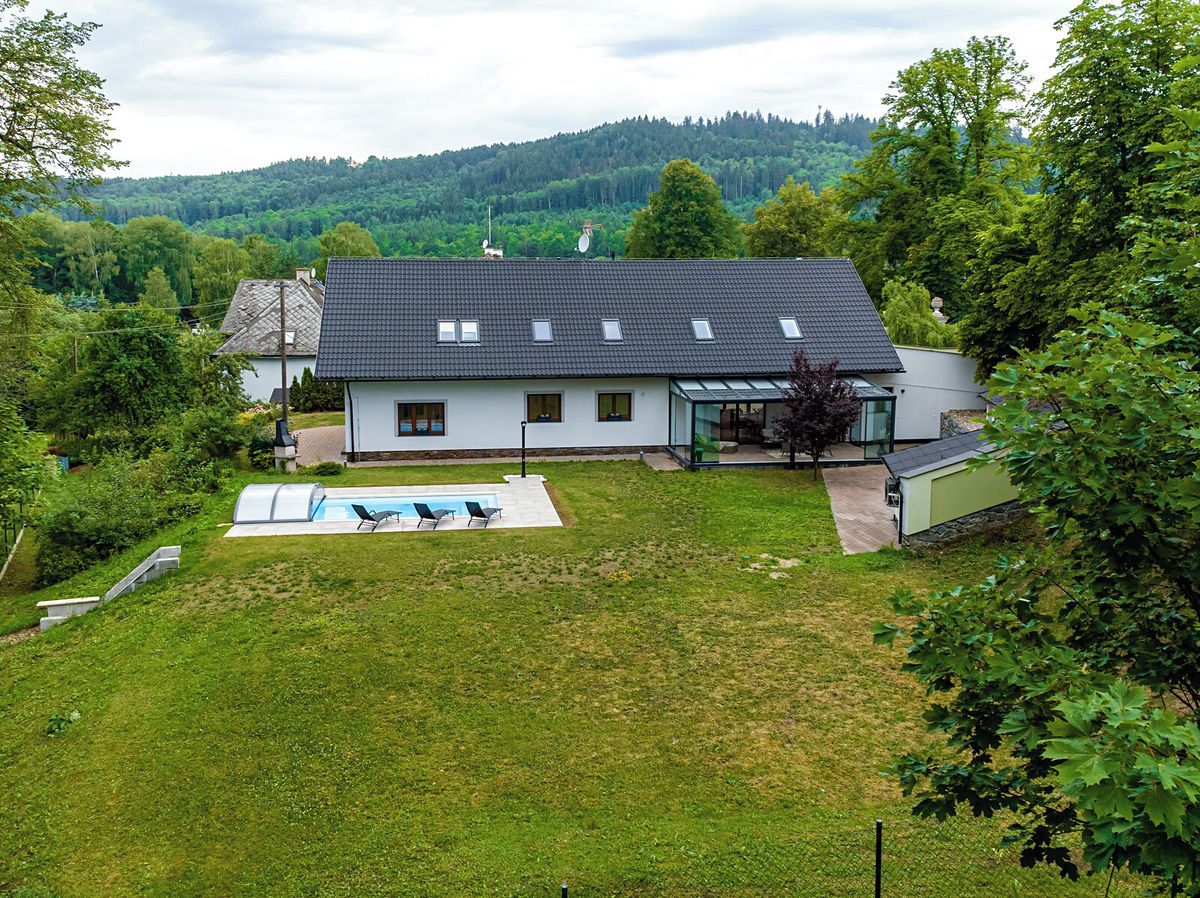Prodej vily 350 m², pozemek 1688 m² – fotografie 2
