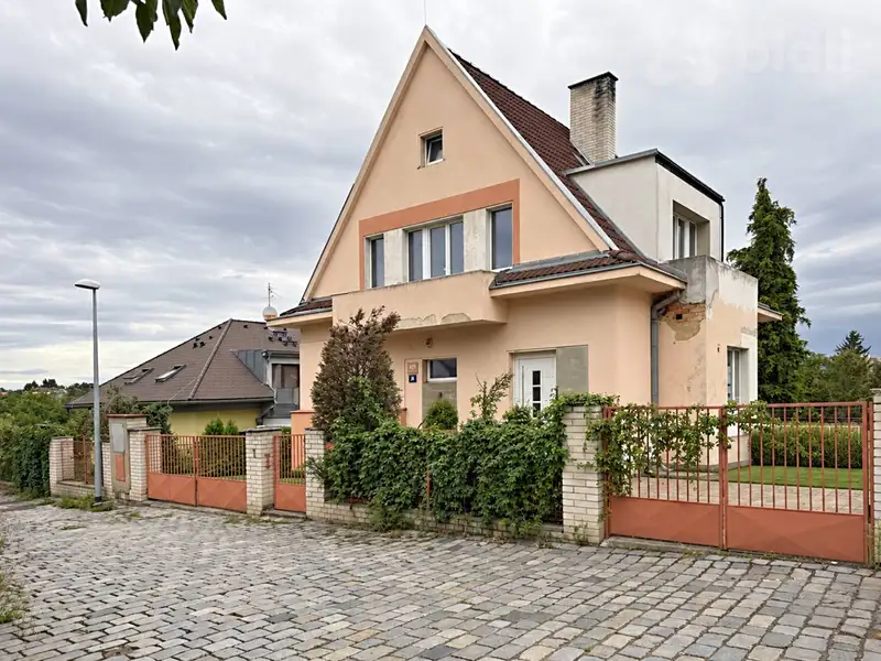 Prodej rodinného domu 260 m², pozemek 566 m², Praha – náhled fotky 1