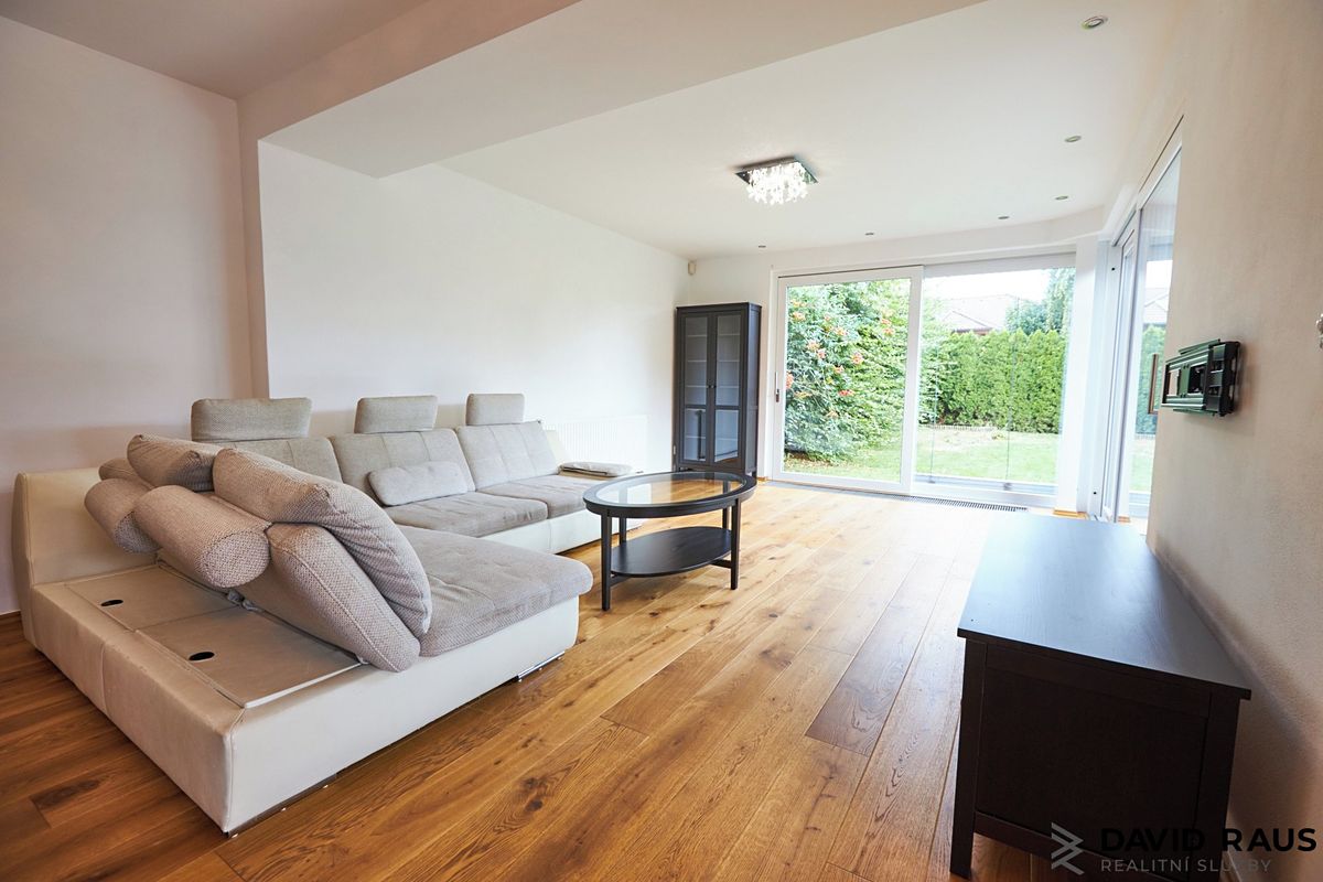 Pronájem rodinného domu 160 m², pozemek 521 m² – fotografie 2