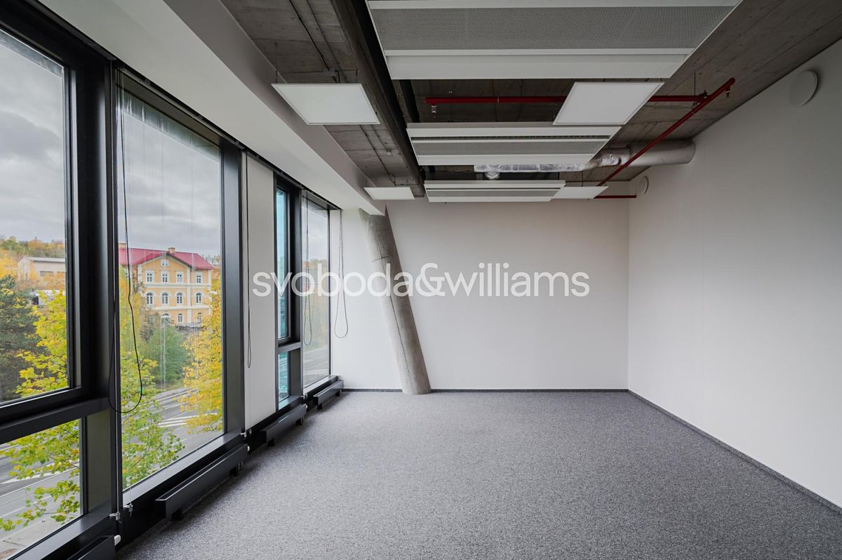 Pronájem kanceláře 1298 m² – fotografie 2