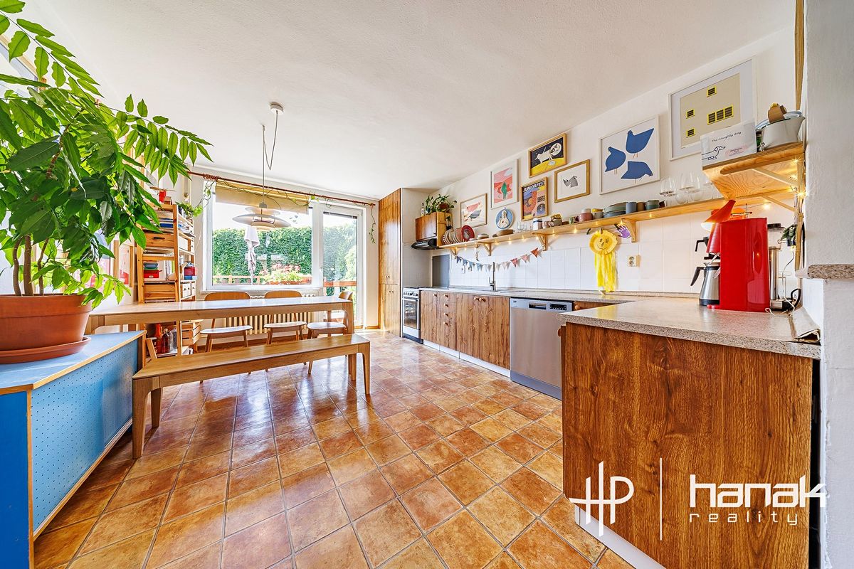 Prodej rodinného domu 243 m², pozemek 939 m² – fotografie 5